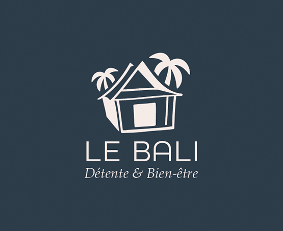 Découvrez Le Bali : Notre logo modernisé se distingue également en monochrome, brillant sur un fond bleu ardoise. Une identité visuelle renouvelée, évoquant élégance et sérénité.